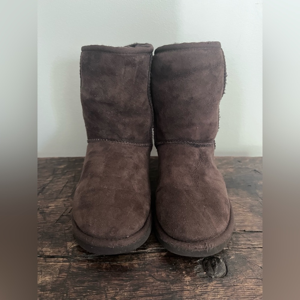 used UGG brown classic short size 6